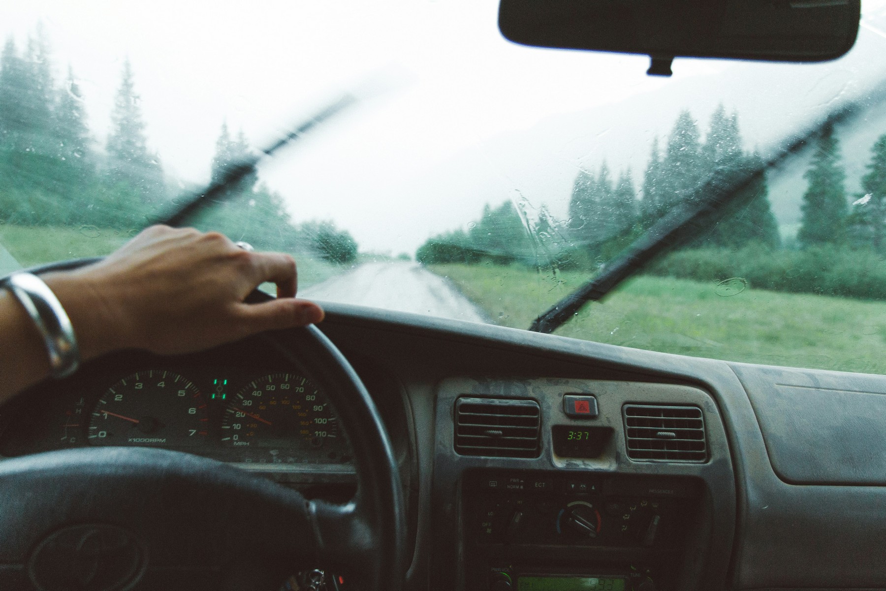 Scheibenwischer bei Regen auf einer nassen Windschutzscheibe