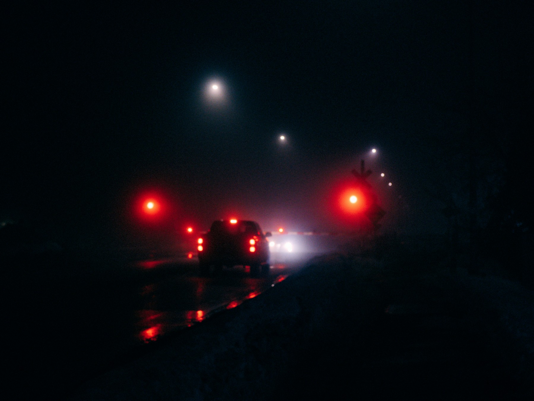 Fahrt auf einer Straße bei Nacht mit Scheinwerferlicht