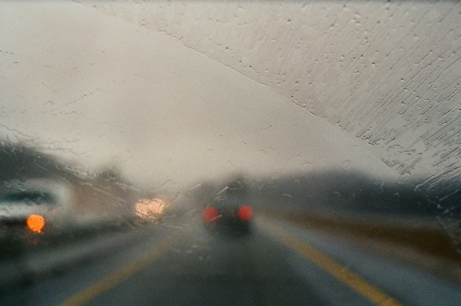 Trübe Windschutzscheibe aus der Fahrerperspektive