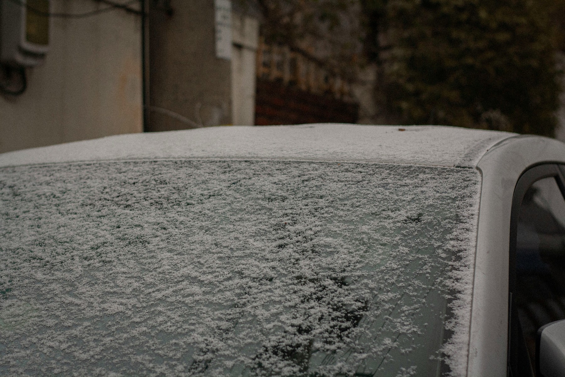 Vereiste Windschutzscheibe eines Autos im Winter