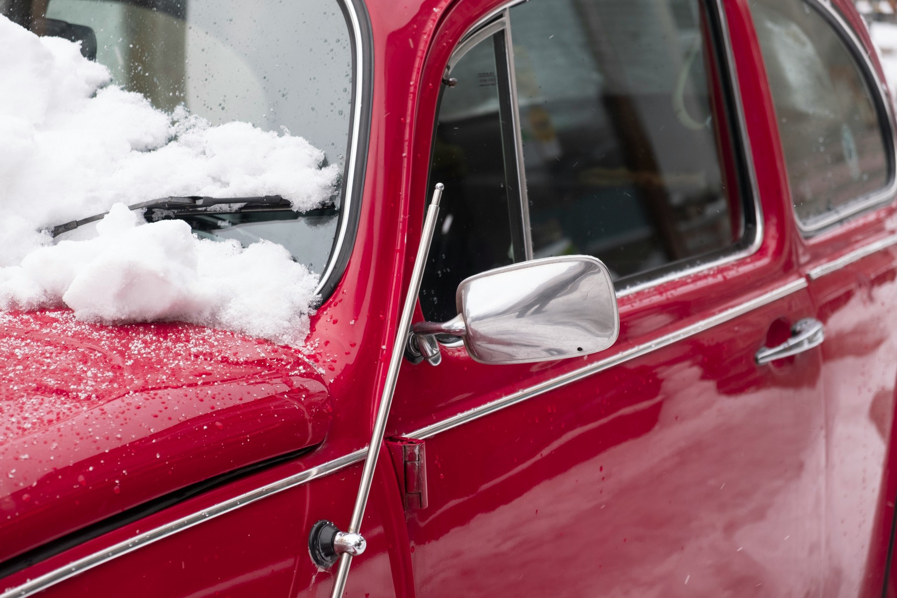 Auto mit Frost auf der Scheibe im Winter