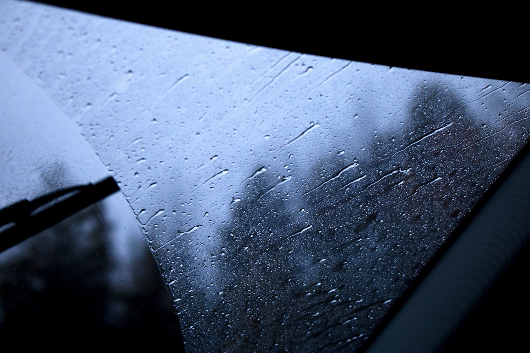 Schlieren auf einer Windschutzscheibe bei Regen